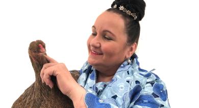 
		Alexa Ahmad mit Huhn
	